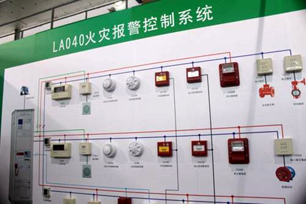 出現火警時，樓宇控製係統如何快速做出反應？